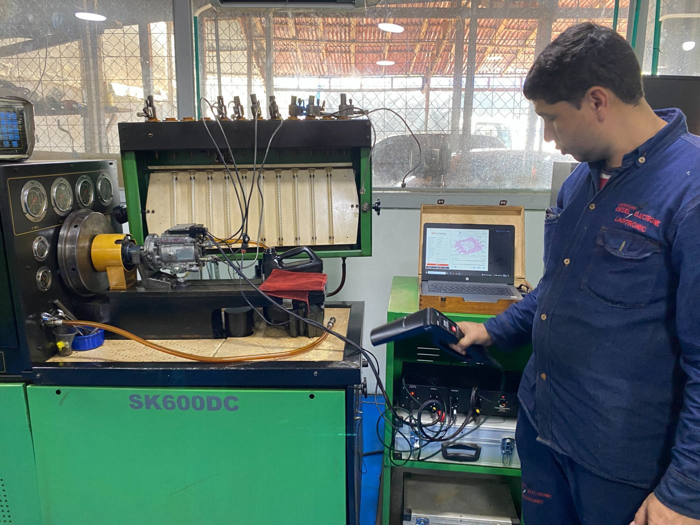 Técnicos operando banco SK600DC con software de diagnóstico avanzado