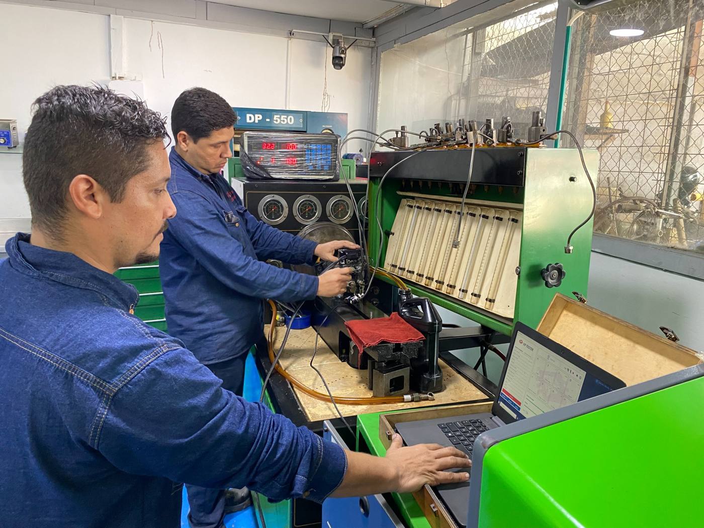 Equipo técnico realizando calibración de bomba en banco DP-550