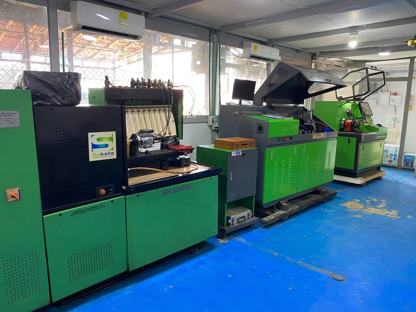 Vista general del laboratorio con bancos SK600DC y BC-CR708