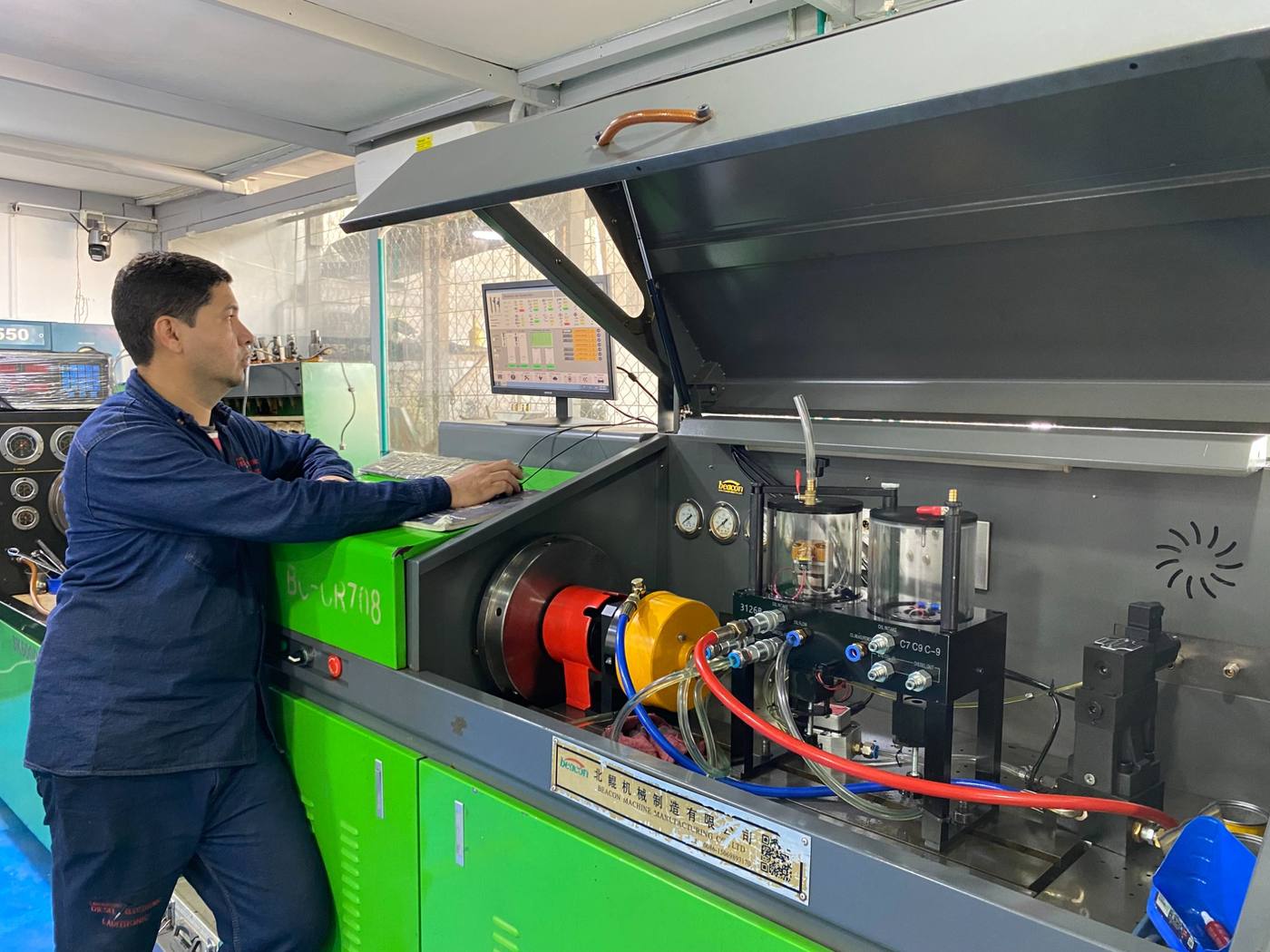 Técnico especializado operando banco BC-CR708 Common Rail